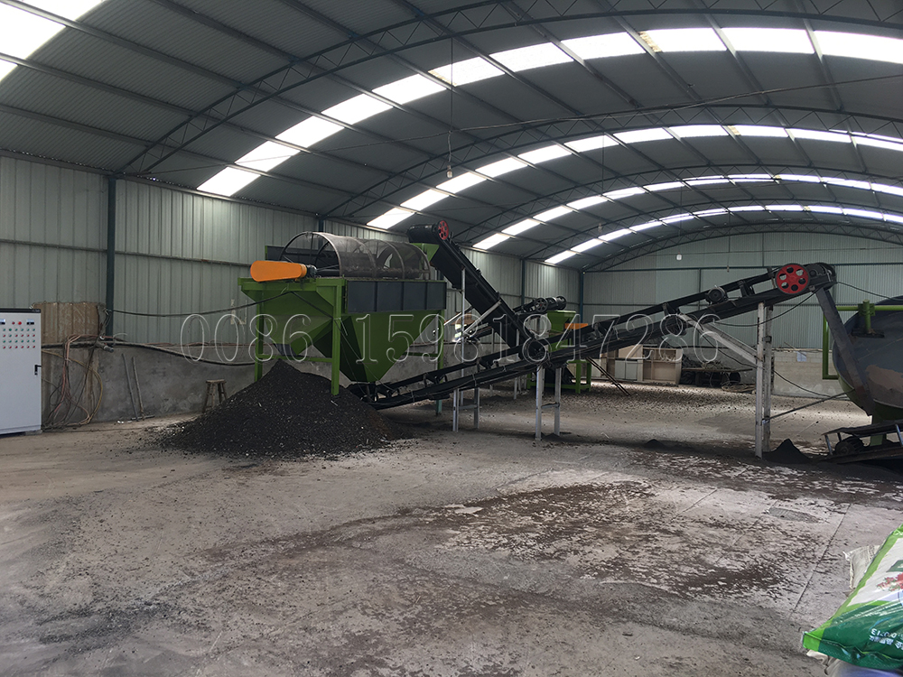 What equipment does the small scale organic fertilizer production line include?